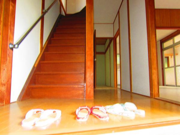 Entrance. Entrance of spread. There is also a cupboard.