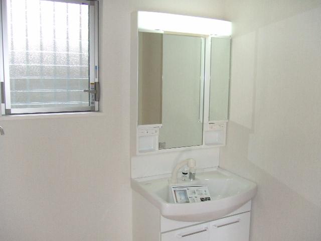 Wash basin, toilet. Indoor (09 May 2013) Shooting