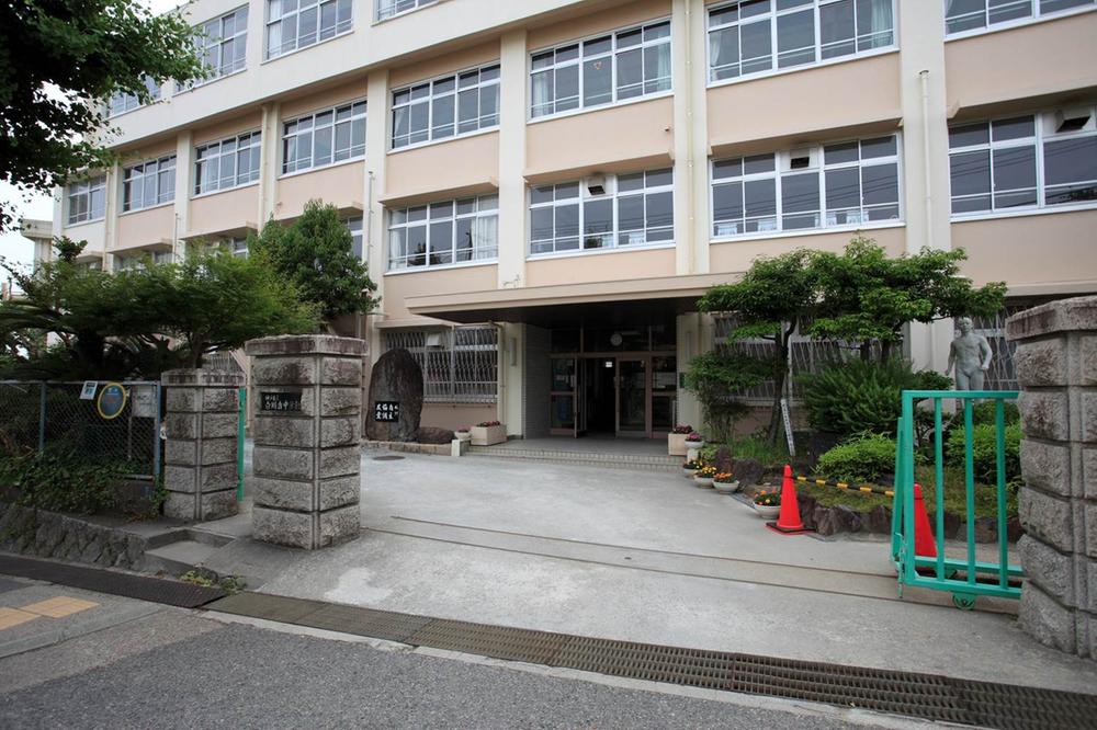 Junior high school. Shirakawadai until junior high school at a distance of 460m walk about 6 minutes "Shirakawadai junior high school."