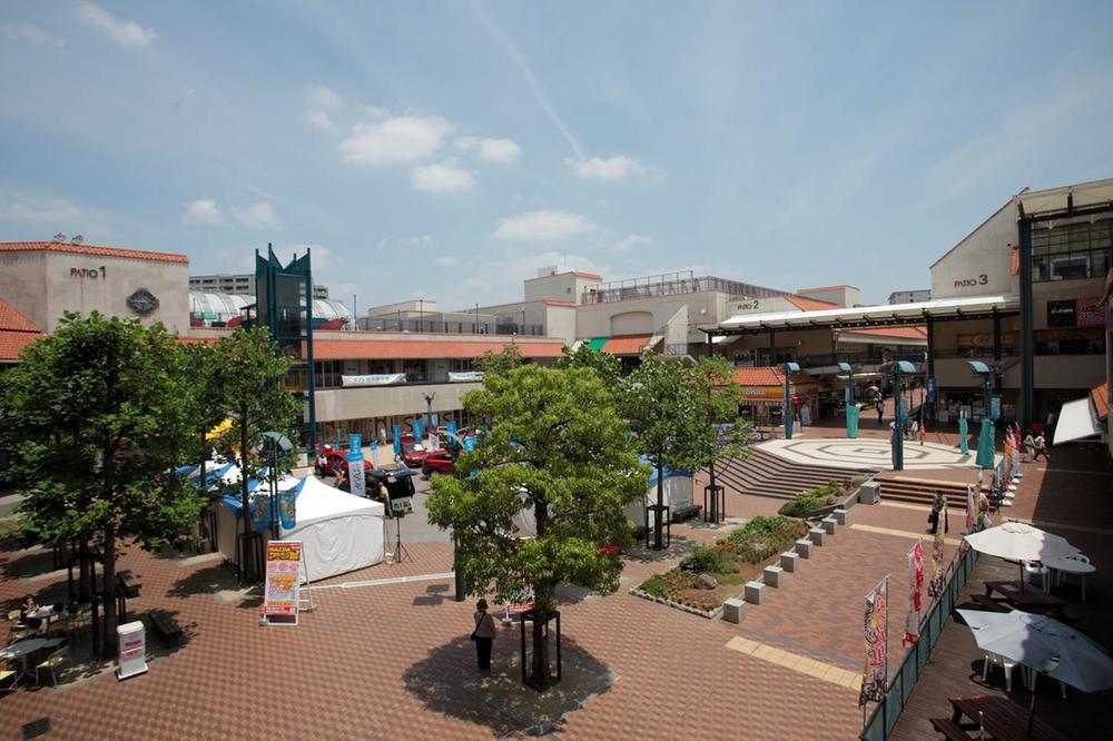 Shopping centre. Suma Station shopping mall 1770m colorful store to aggregate up to the patio, "Suma Patio"