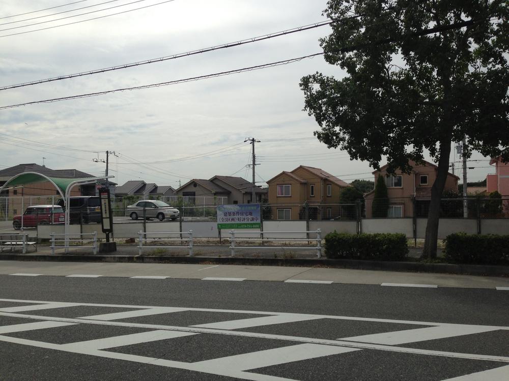 Local photos, including front road. Contact surface on the east side road about 15m Local (10 May 2013) Shooting Bus stop side blindfold planned installation