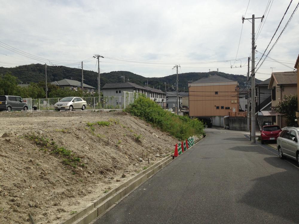 Local photos, including front road. Contact surface on the west side road about 8m Local (10 May 2013) Shooting