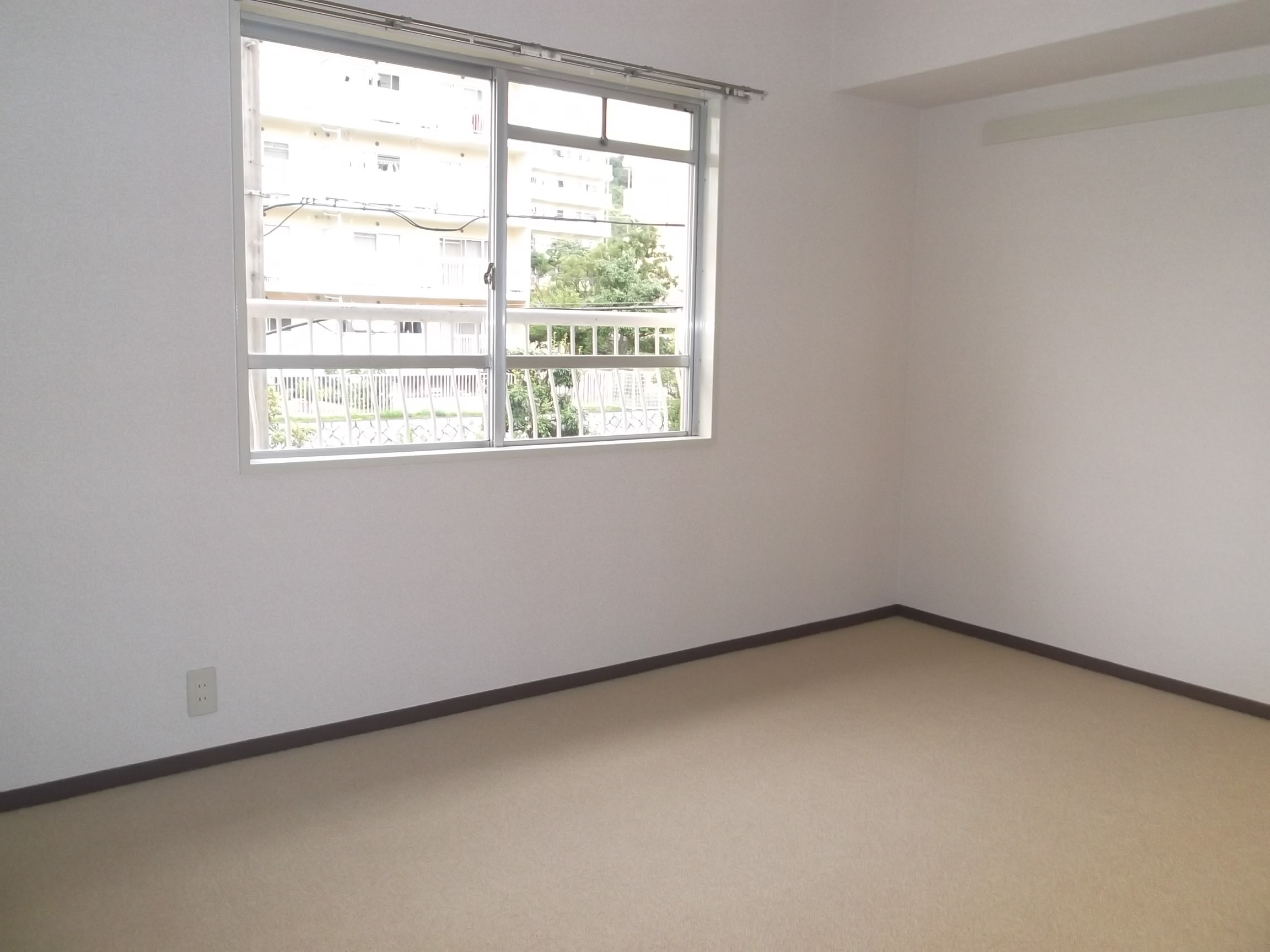 Other room space. Photograph publication of the same type.