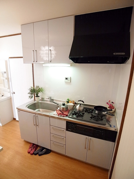 Kitchen. It is very beautiful with unusual water around the system three-necked Gasukitchin introduction