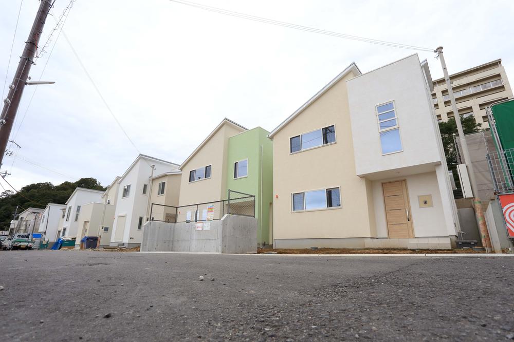 Local appearance photo. Colorful houses of the features the outer wall of the mortar. Outside 構工 It is still unfinished.  Local (11 May 2013) Shooting