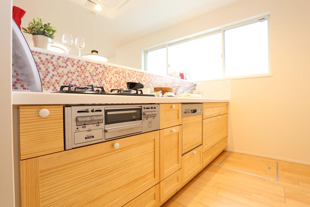 Kitchen. Kino storage of cute round handle. Mosaic tile fashionable.  Indoor (11 May 2013) Shooting