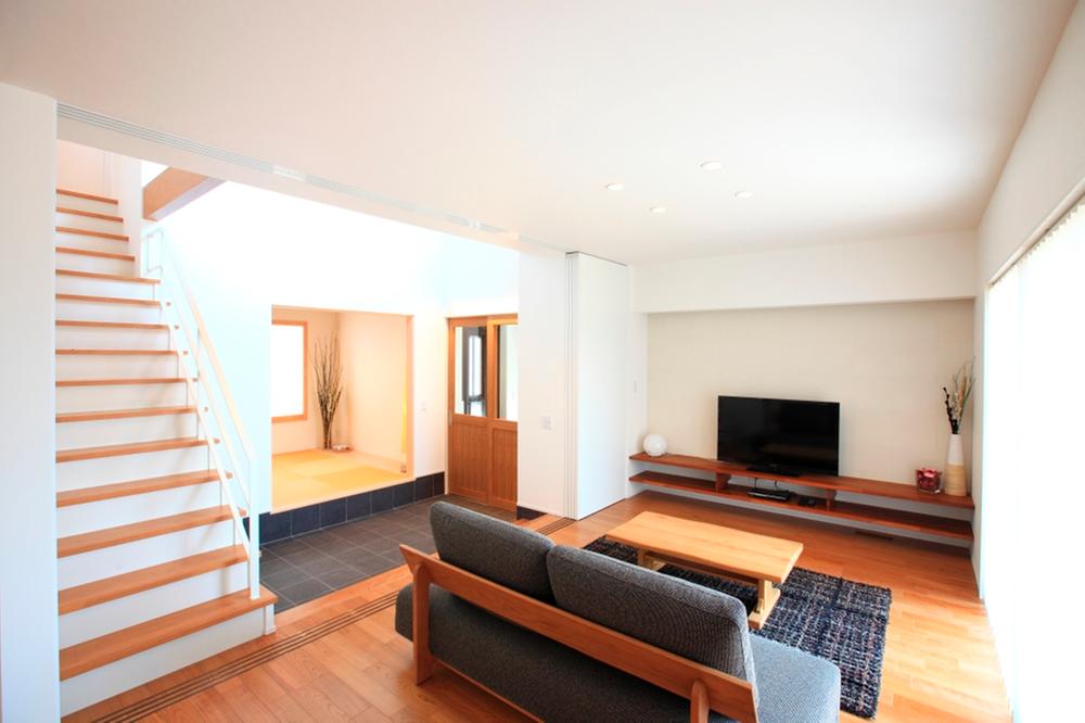 Model house photo. Dirt floor that connects the living room and Japanese-style, Top atrium. The moment you enter the front door, It spreads open space is in sight. People are becoming like give you a taste of the feeling that has been treated to the "house" one House visit. [Our construction Mai Tamon