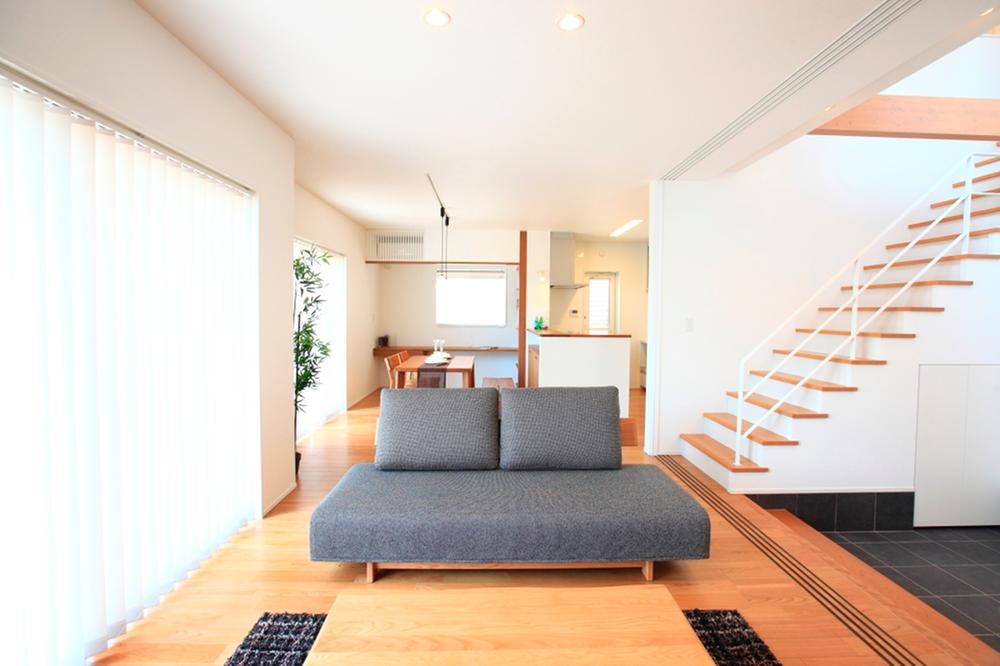 Model house photo. ~ Mai Tamon model house ~ Living facing big on the south side ・ Dining Come 21.4 Pledge of masterpiece, Please experience the goodness of the ventilation! !