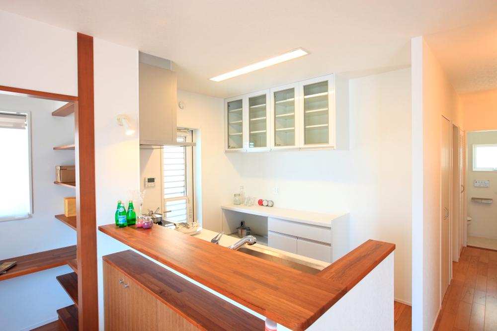 Model house photo. ~ Mai Tamon model house ~ The easy-to-use good face-to-face kitchen Isoshime to housework while watching how the children a cupboard equipped