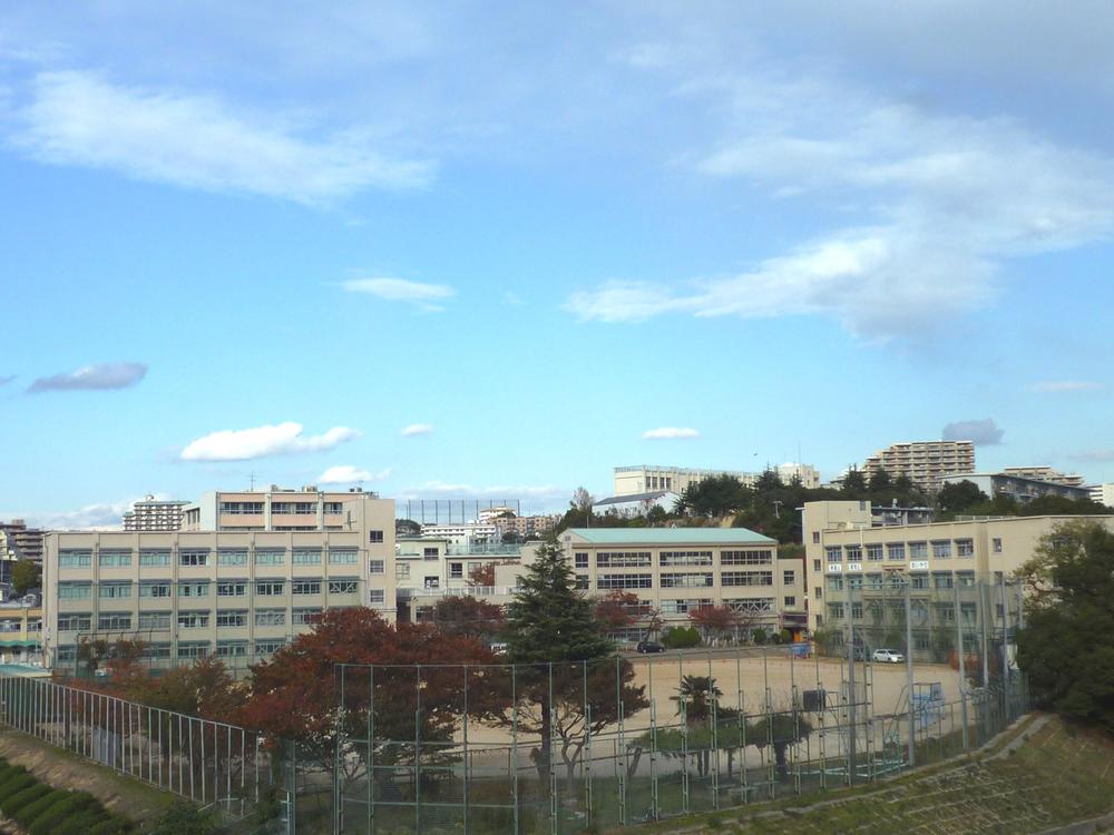 Junior high school. Of 1500m hill to Kobe Tarumi junior high school, Location full of a feeling of opening is a nice school.