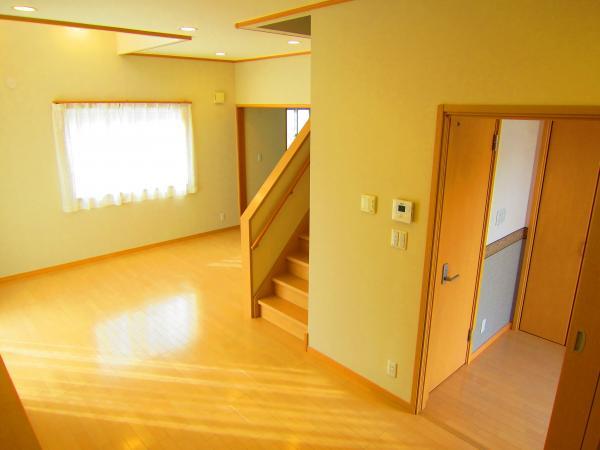 Living. Living design that takes into account the raw activity line!  Per two-sided lighting, Bright living room!