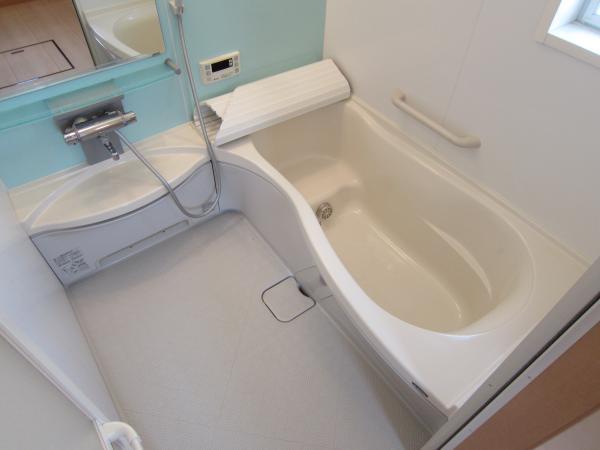 Bathroom. Large bathroom 1 pyeong type!  There is also a window!