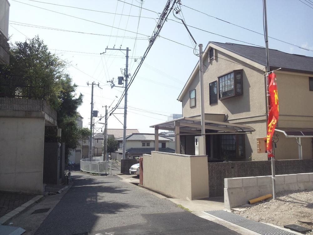 Local photos, including front road. Although the front road is not large, Is the traffic volume less calm environment. 
