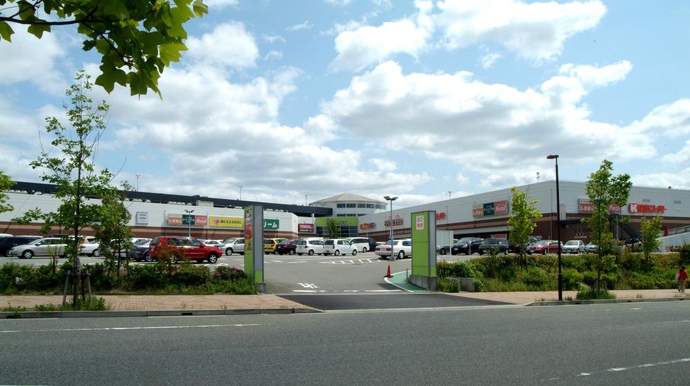 Shopping centre. 1076m until Bull mail Garden City