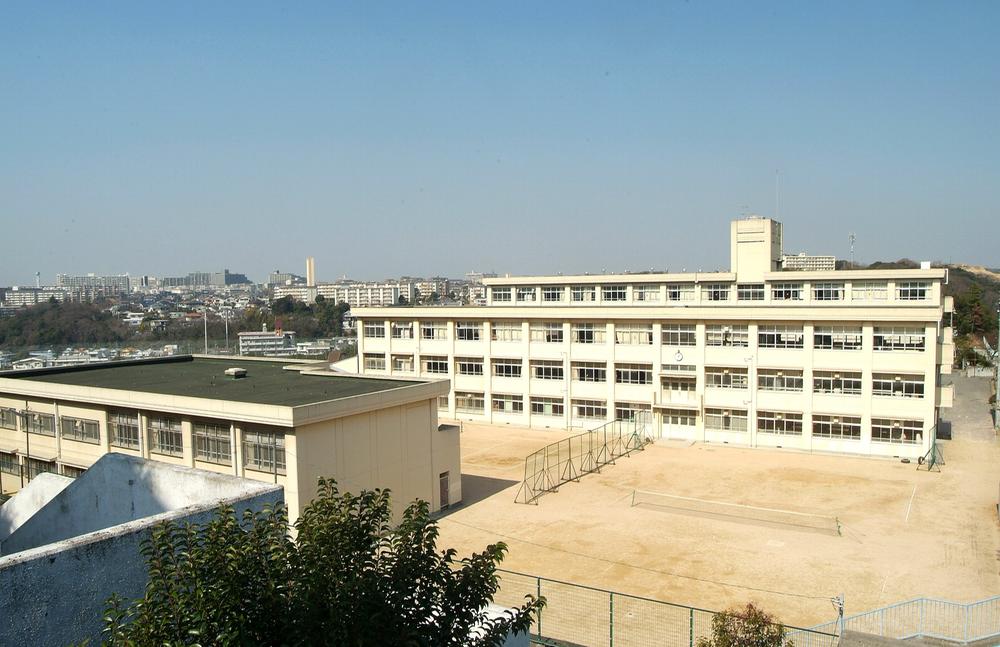 Junior high school. 3068m to Kobe Municipal Hontamon junior high school