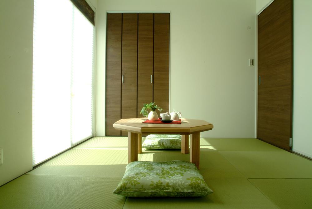 Other introspection. Phase 1 sale Indoor (11 May 2012) shooting Living More Japanese-style. It can also be used as a guest room