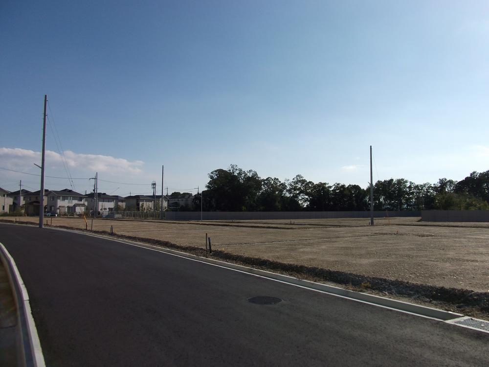 Local photos, including front road. It is also safe operation of the car road width at 6m.