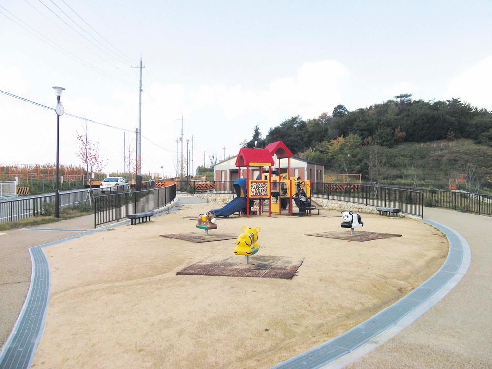 park. Until Gakuenminami park 390m weekend, Happy in the immediate vicinity also park a lot of friends gather