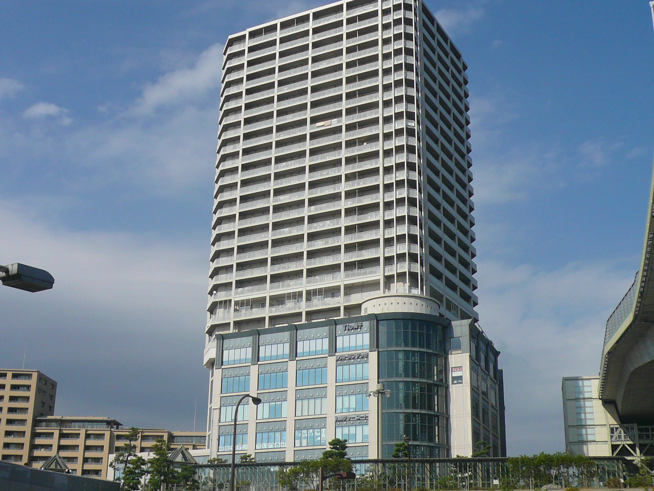 Shopping centre. Tio Maiko until the (shopping center) 975m