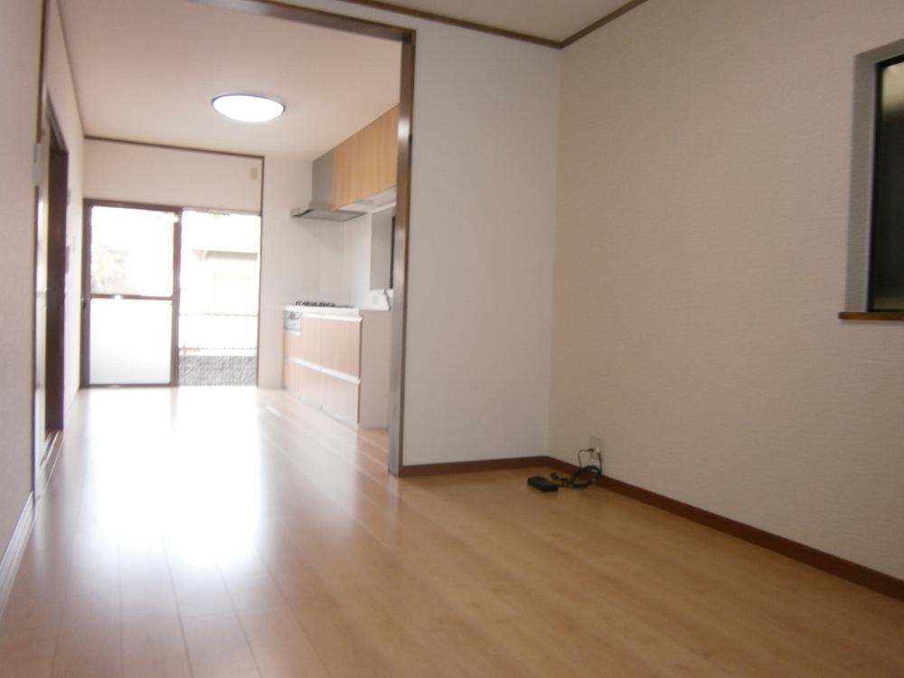 Living. Living room flooring was also re-covered in clean!