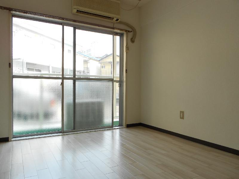 Living and room. Western-style 6 Pledge