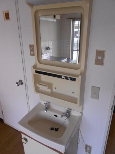 Washroom. Wash basin