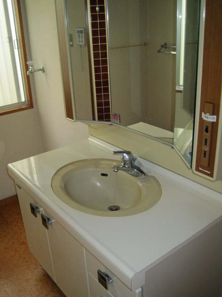 Wash basin, toilet. Room (August 2013) Shooting