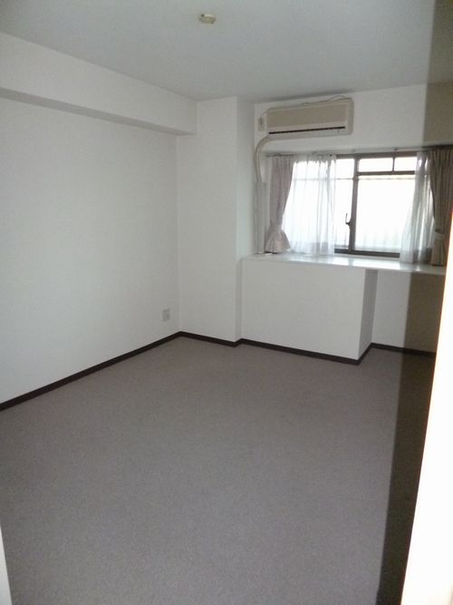 Living and room. There the north side Western-style.