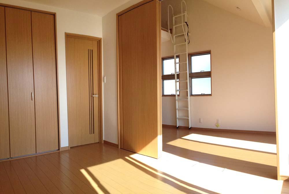 Non-living room.  ■ South-facing Western-style two-chamber movable partition