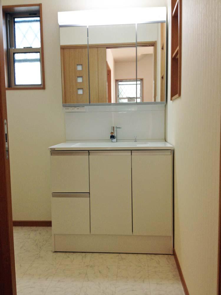 Wash basin, toilet.  ■ Vanity of easy-to-use three-sided mirror back with storage