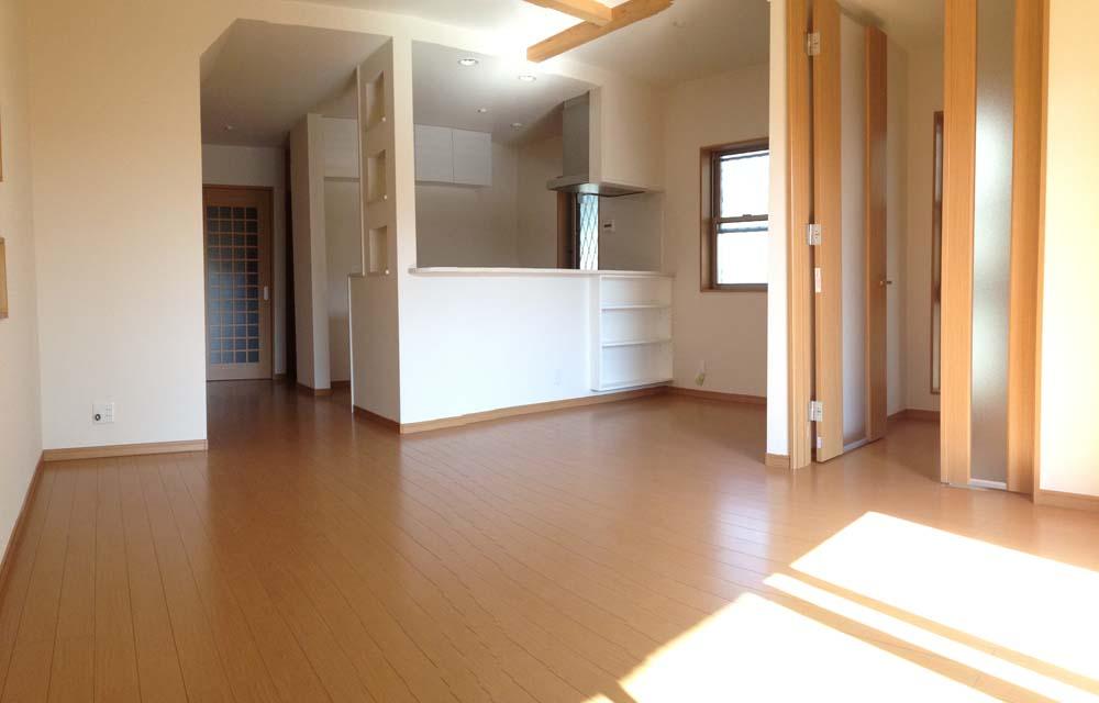 Living.  ■ Spacious LDK of about 17.2 quires  ■ LDK flooring