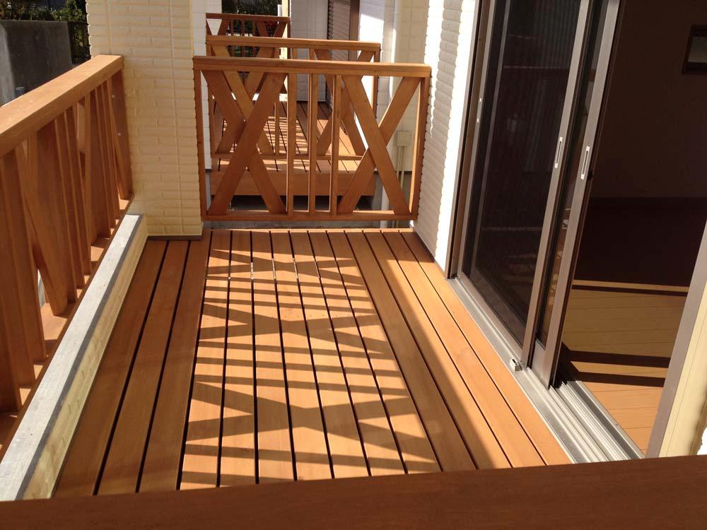 Other introspection.  ■ Wood deck that follows the living room as outdoor living
