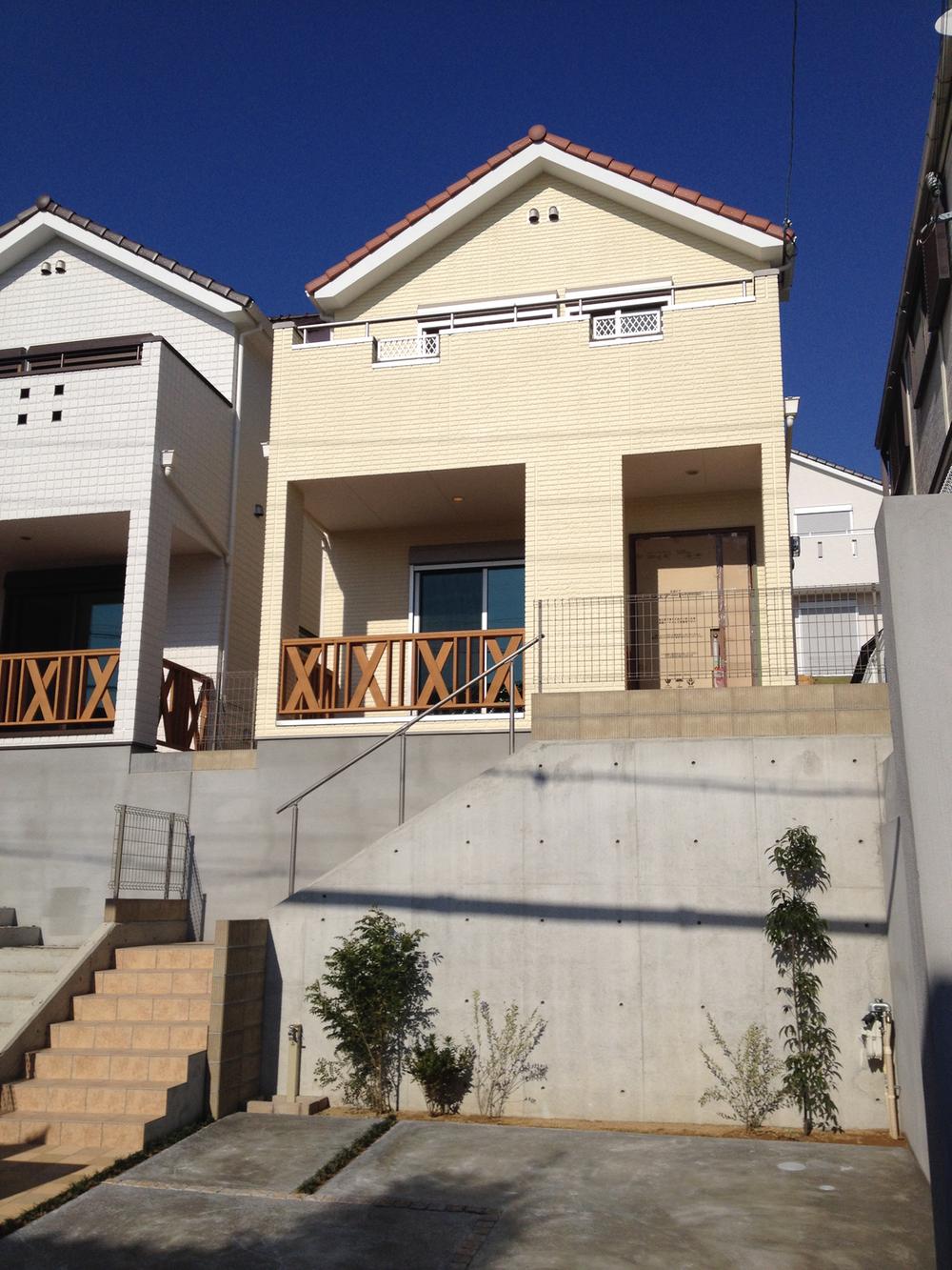 Local photos, including front road. 2 car in the car space is parallel