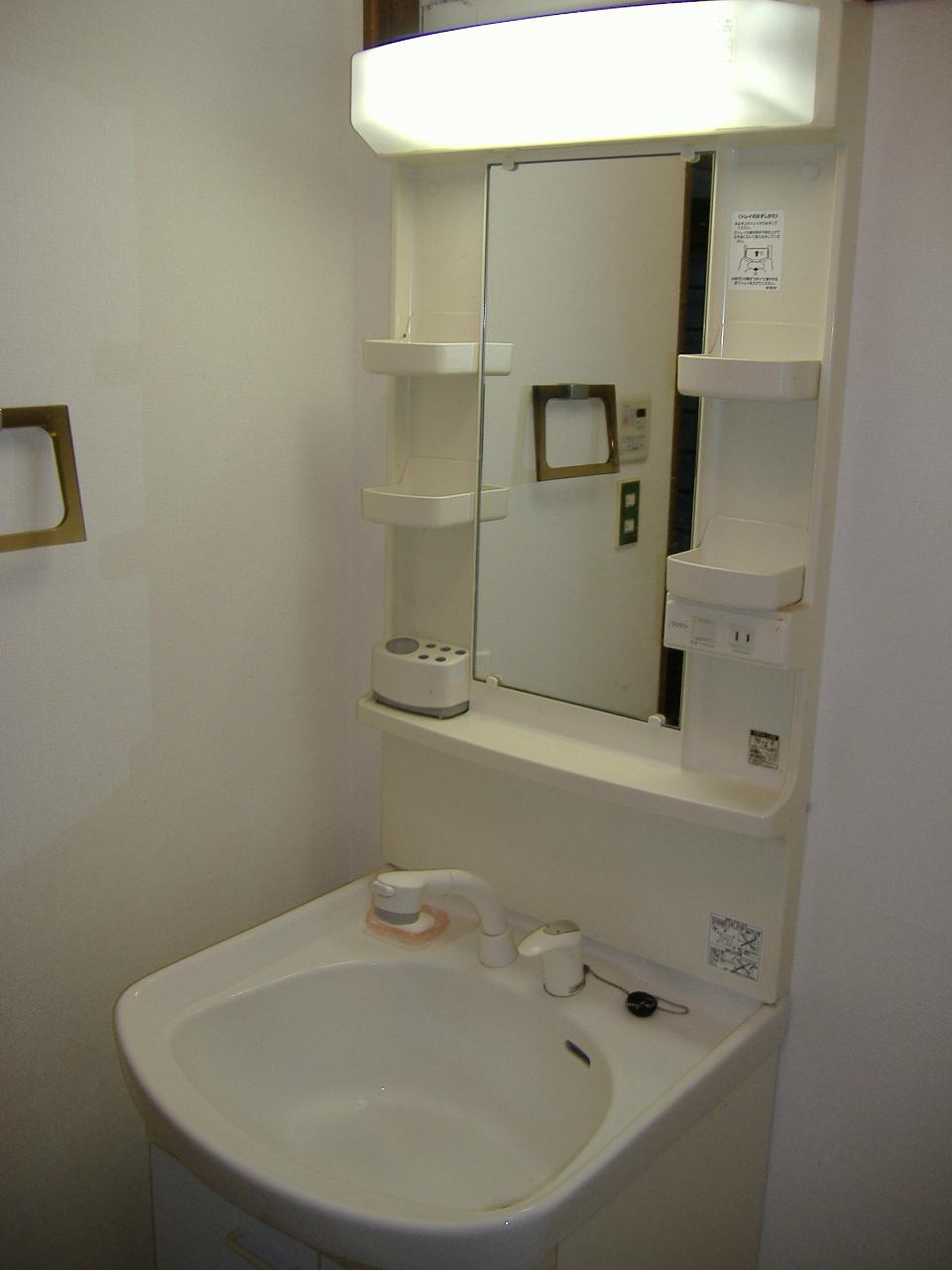 Wash basin, toilet. Shampoo dresser