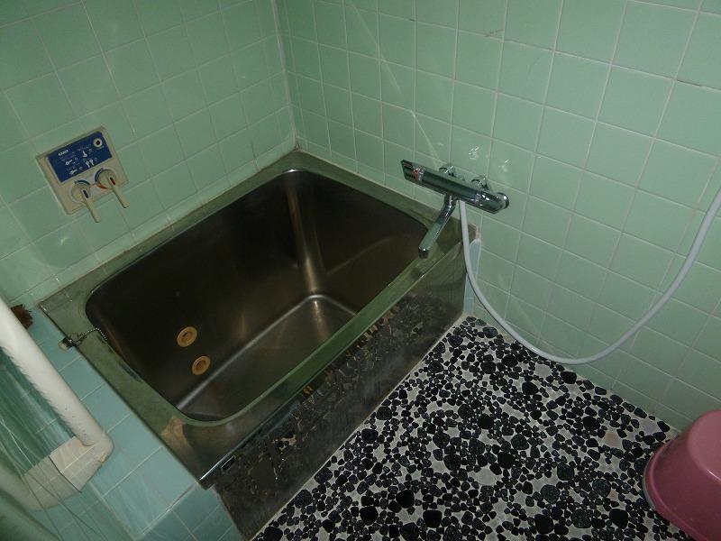 Bathroom. Indoor (12 May 2013) Shooting