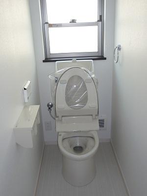 Toilet. Local (July 2013) Shooting First floor toilet