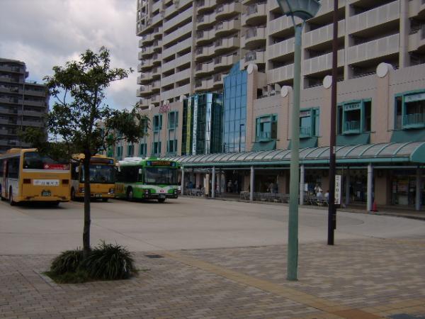 Shopping centre. Shopping is a 15-minute walk up to 1200m ion Tarumi Station shop to the center