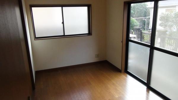 Living. Per corner lot, Bright living