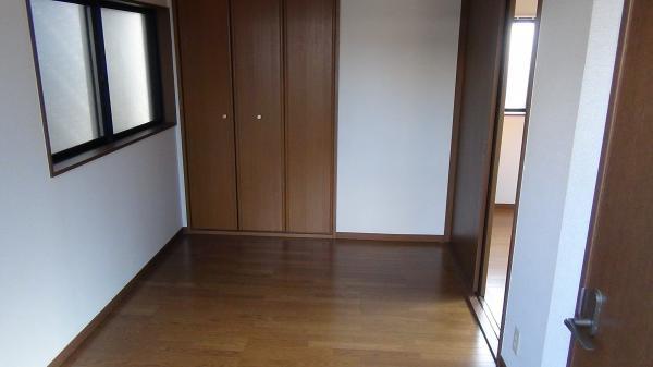 Non-living room. Storing enough closet equipped