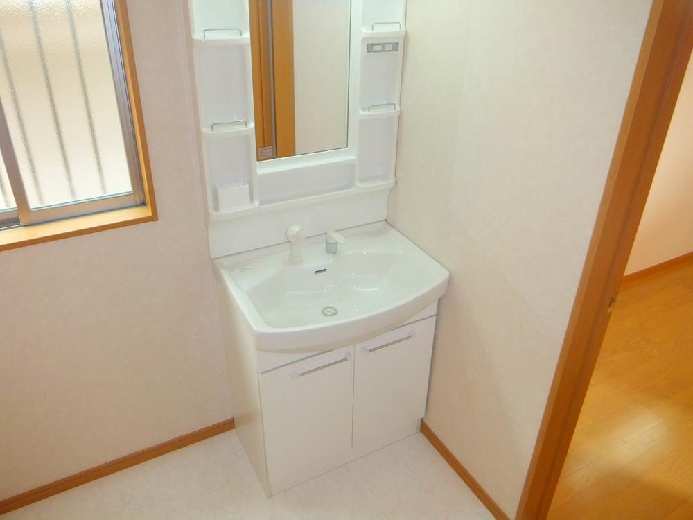 Wash basin, toilet. Wash basin