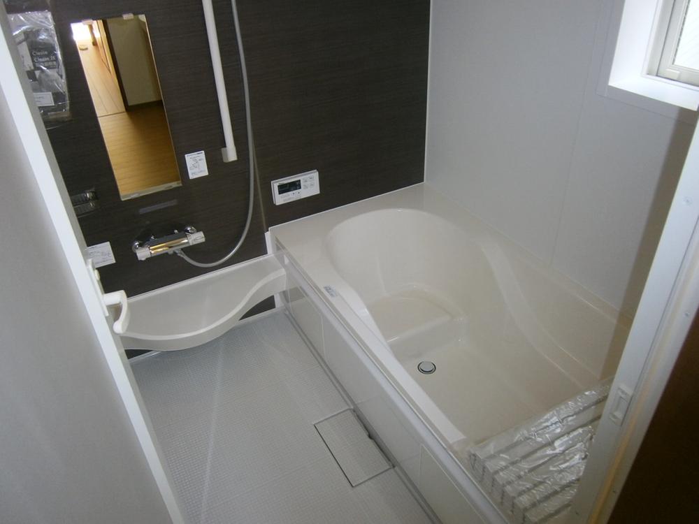 Bathroom. Spacious bathtub