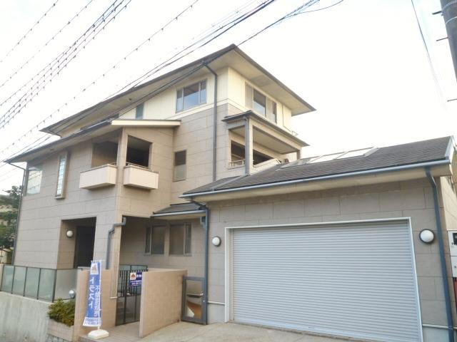 Local appearance photo. Wide frontage mansion