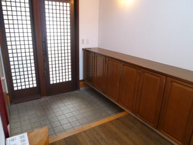 Entrance. Bright and spacious side entrance