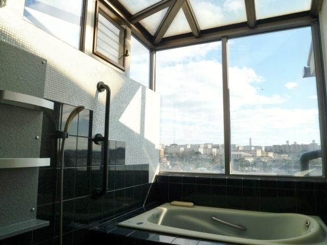 Bathroom. The third floor of the bathroom glass