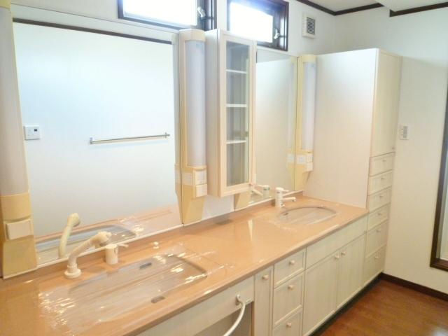 Wash basin, toilet. Second floor of the basin