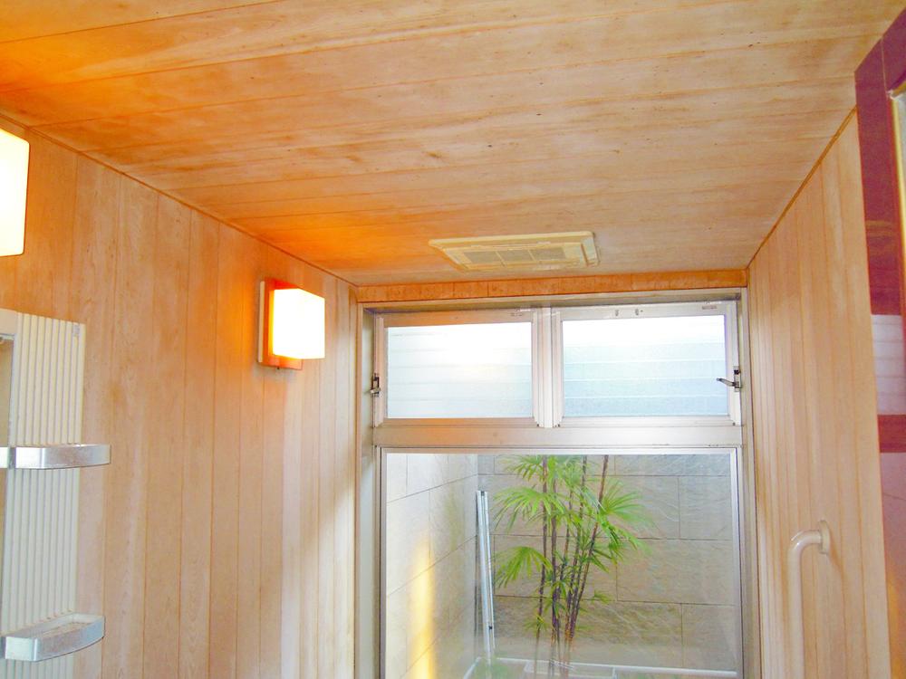 Bathroom. It is the bath of the first floor