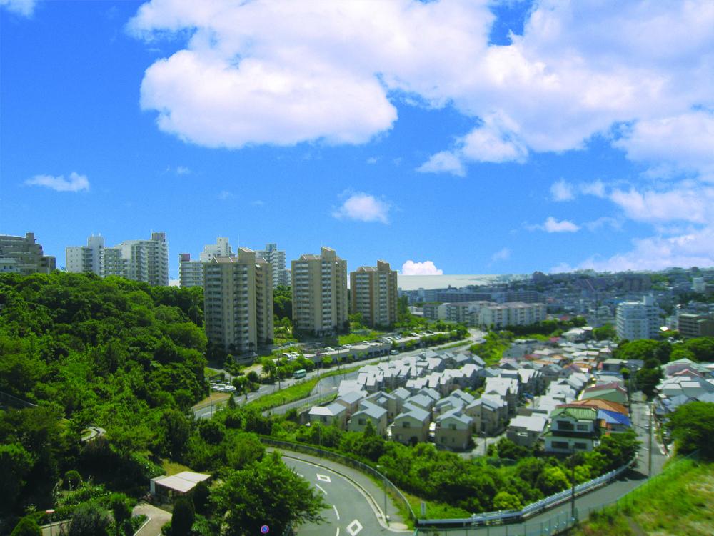 View photos from the local. View from the site (June 2012) shooting Carefree To Parenting Surrounded by green living environment