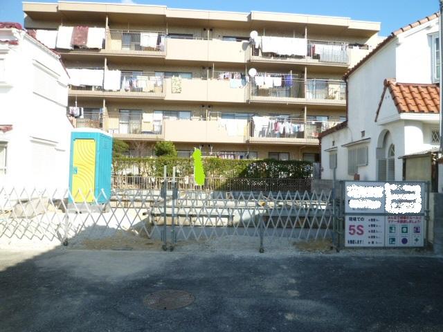 Local photos, including front road. Local (12 May 2013) Shooting