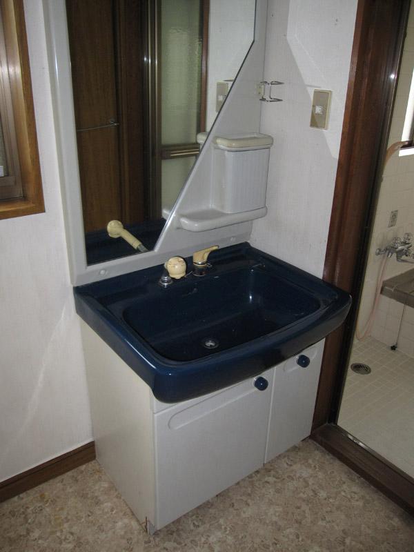 Wash basin, toilet. Local (10 May 2013) Shooting