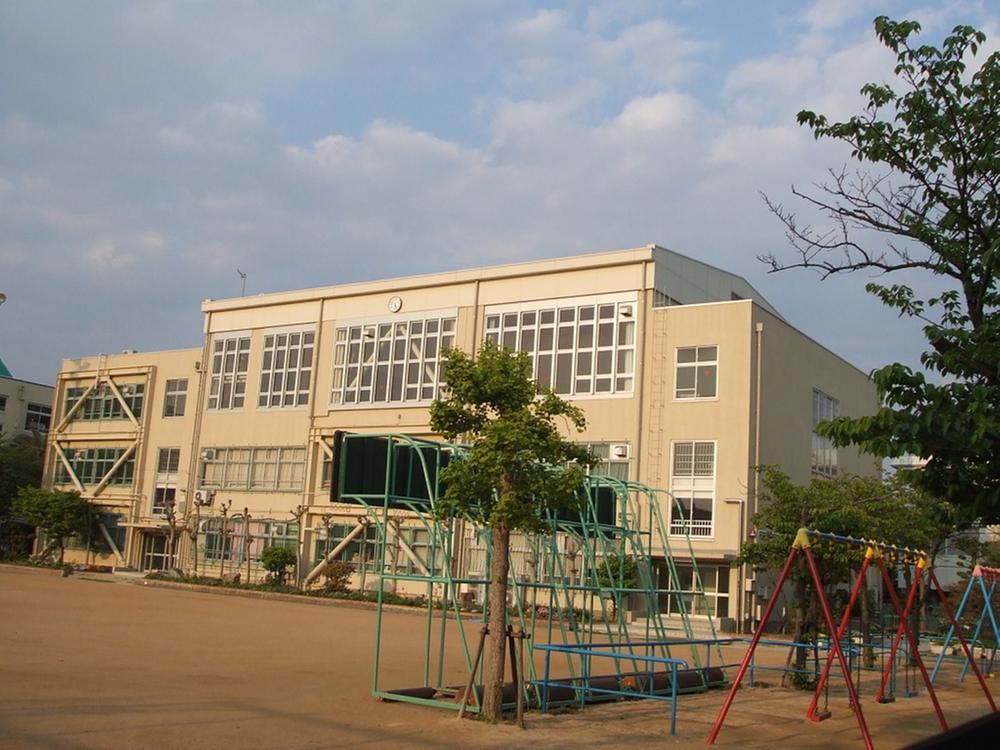 Primary school. Tarumi elementary school with a history more than 550m 130 years up to elementary school. Day bright school road even after dark is guess mom is also safe. 